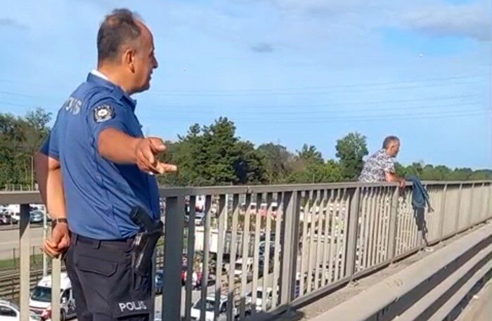 Samsun’da viyadük üzerindeki korkuluklara çıkarak intihara kalışan şahsı polis ikna