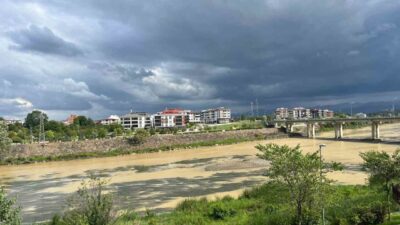 Samsun’da etkili olan sağanak yağış sonrası Yeşilırmak Nehri kahverengiye büründü.