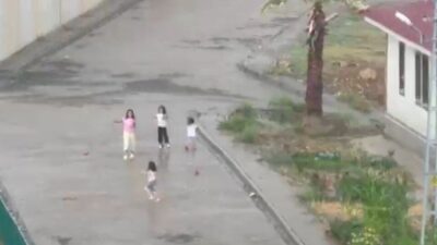 Kahramanmaraş’ın Onikişubat ilçesinde bazı bölgelerde yağan yağmur çocuklara bayram sevinci