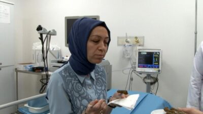 Yutma güçlüğü, katı gıda yemekte zorlanma ve şiddetli göğüs ağrıları