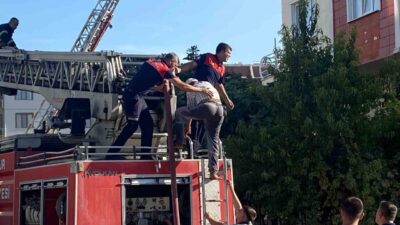 Burdur’da tadilat esnasında apartmanın çatısında çıkan yangında mahsur kalan işçi,