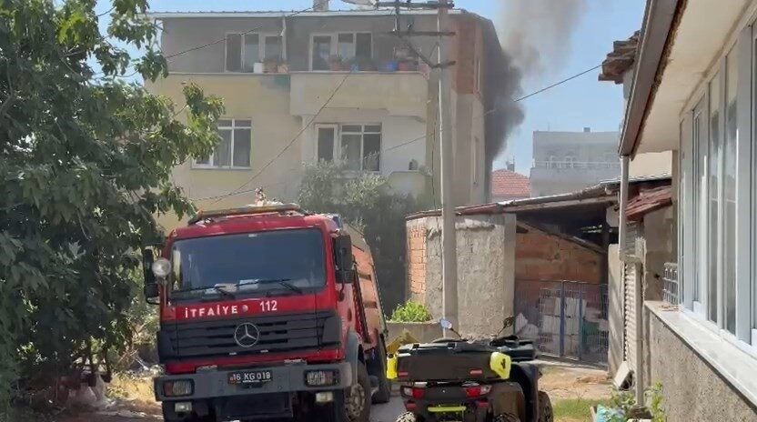 Yangında balkonda mahsur kalan yaşlı kadın kurtarıldı Bursa’nın İznik ilçesinde yangın esnasında 3’üncü katın balkonunda mahsur kalan