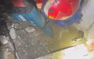 Bursa’da su giderinden içeri giren yavru kedi, geri dönemeyince çatlaktan