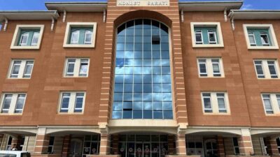 Kastamonu’da uyuşturucu sattıkları gerekçesiyle narkotik ekiplerince düzenlenen operasyonda yatağın altına