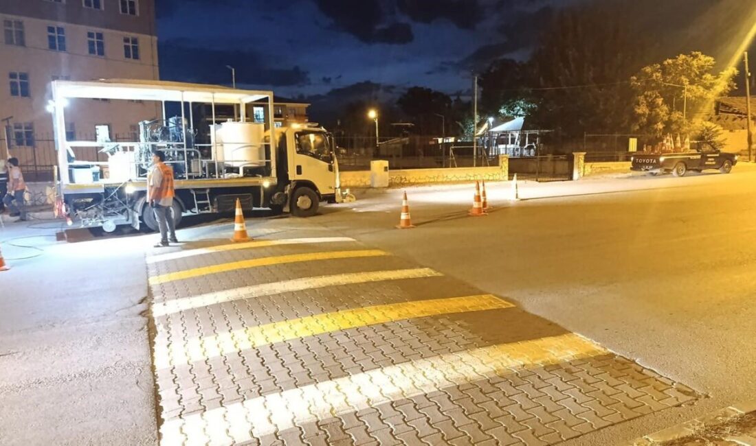 Yaya geçidi çizgileri boyanarak daha belirgin hale getirildi Erzincan’da Zabıta Müdürlüğü ekipleri, yaya ve araç güvenliğini artırmak amacıyla