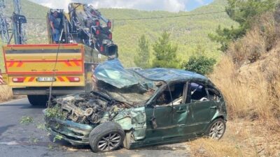 Antalya’nın Gazipaşa ilçesinde yayla yolunda meydana gelen kazada, otomobilin uçuruma