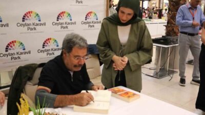 Ünlü yazar Ahmet Ümit, Diyarbakır’da düzenlenen imza günü etkinliğinde okurlarıyla