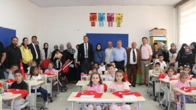 Bozüyük Kaymakamı Adem Öztürk, yeni eğitim öğretim yılında öğrencilerle bir