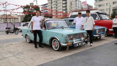 Yıllara meydan okuyan klasik otomobiller Sivas’ta sergilendi. Birbirinden farklı 54