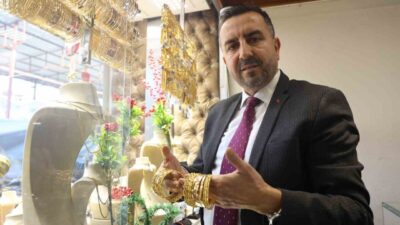 Hatay’da sarraflık yapan Ahmet Güney, gram fiyatı 5 bin TL’ye