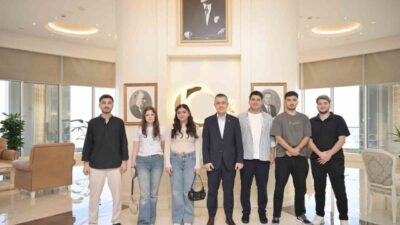 Esenyurt Belediye Başkan Vekili Can Aksoy, YKS’de dereceye giren öğrencileri