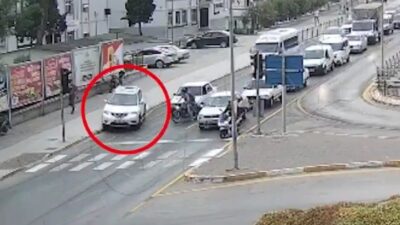 Denizli’de, akan trafikte karayolu yerine yaya kaldırımı kullanarak trafiği ve