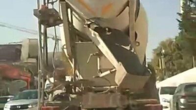 Adıyaman’da bir beton mikserinin karayoluna beton dökerek ilerlemesi tepkilere neden