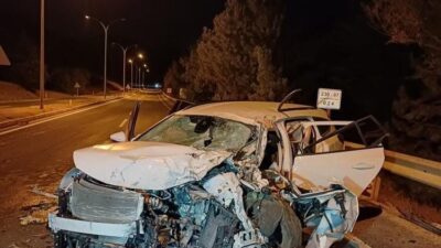 Eskişehir’de yolcu otobüsü ile kafa kafaya çarpışan otomobilin sürücüsü ağır