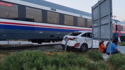 Aydın’ın Söke ilçesinde yolcu treninin otomobile çarpması sonucu bir kişi