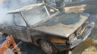 Isparta’nın Deregümü Köyü’nde seyir halindeki bir otomobil aniden yanmaya başladı.