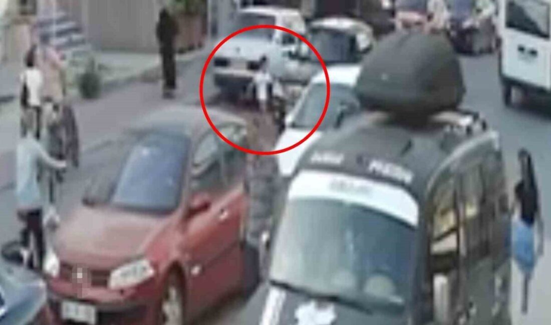 Yolun karşısına geçmek isteyen çocuğa otomobil çarptı Tekirdağ’ın Kapaklı ilçesinde karşıdan karşıya geçmek isteyen çocuğa otomobil çarptı.