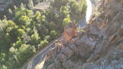 Erzurum’un Uzundere ilçesi Pehlivanlı Mahallesi’nde dağ yamacında çatlayan ve kırılan