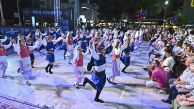 Antalya Muratpaşa Belediyesi’nin 9’uncusunu düzenlediği Yöreler Renkler Festivali’nin Ege-Marmara Gecesi’nde