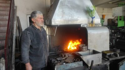 Yozgat’ın Çekerek ilçesinde yaşayan baba oğul demirci ustaları, binlerce yıllık