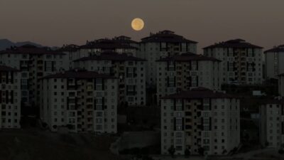 Hakkari’nin Yüksekova ilçesinde gökyüzünü aydınlatan kızıl renkli dolunayın Cilo Dağları’nın