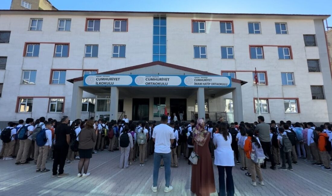 Yüksekova’da yeni dönem başladı: Okullar öğrenci sesleriyle yankılandı 2026 eğitim öğretim yılı ders zilinin çalmasıyla başladı. İlçedeki yaklaşık