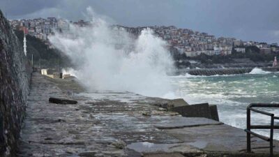 Meteoroloji’nin uyarılarda bulunduğu Zonguldak’ta şiddetli rüzgar etkili oldu. Kentin en
