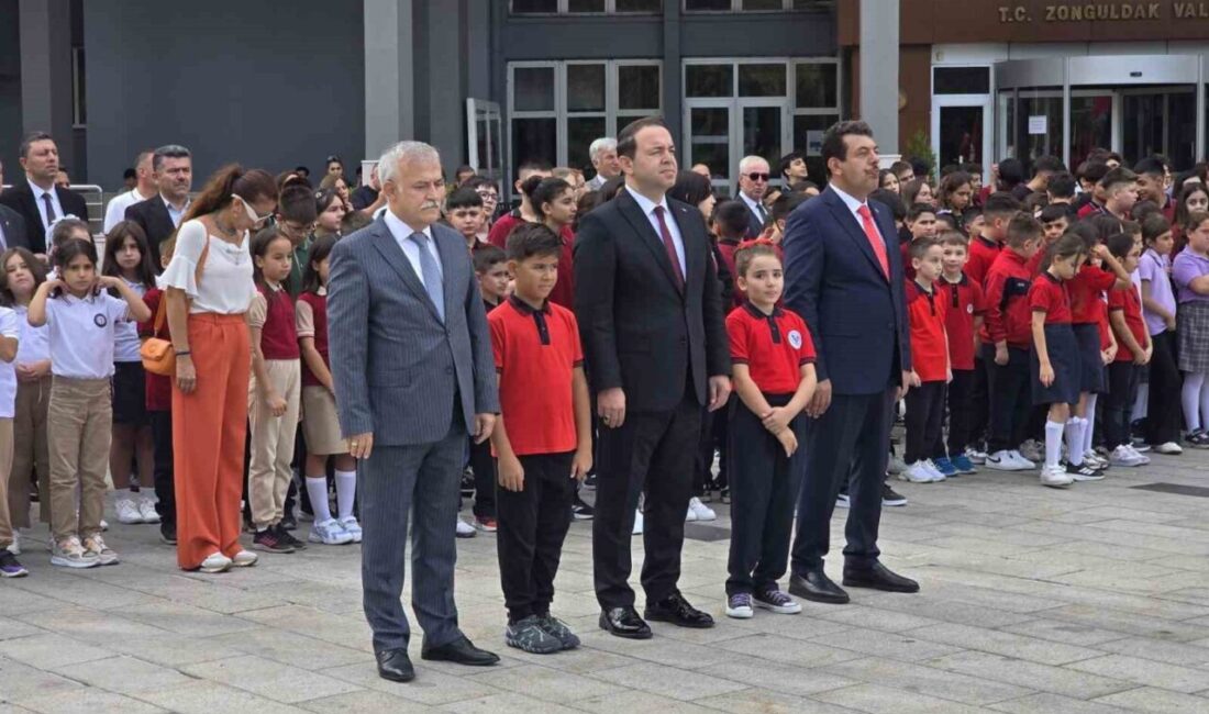 Zonguldak’ta eğitim öğretim yılı törenle başladı Zonguldak’ta 2025-2026 eğitim öğretim yılı dolayısıyla Atatürk Anıtı önünde çelenk