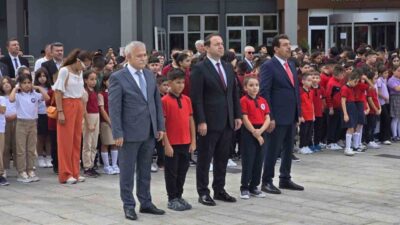 Zonguldak’ta 2025-2026 eğitim öğretim yılı dolayısıyla Atatürk Anıtı önünde çelenk