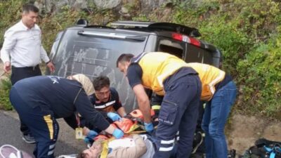 Zonguldak’ın Kozlu ilçesinde, yağışlı hava nedeniyle kontrolden çıkan bir hafif