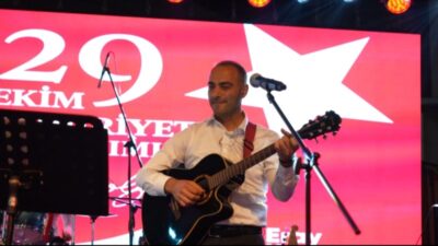 “Aldım Elime Gitarı” Diyerek Sahneye Çıktı