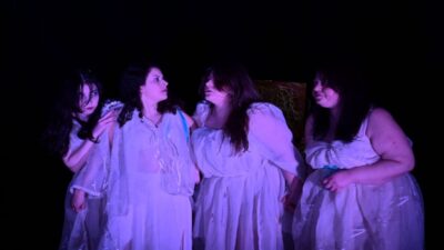 “Beyhude”, sadece bir masal uyarlaması olmanın ötesine geçerek, sahnede kadın