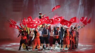 ''Bir milletin sesi: Işığın yolunda 90. yıl'' gösterisi izleyicileri büyüledi