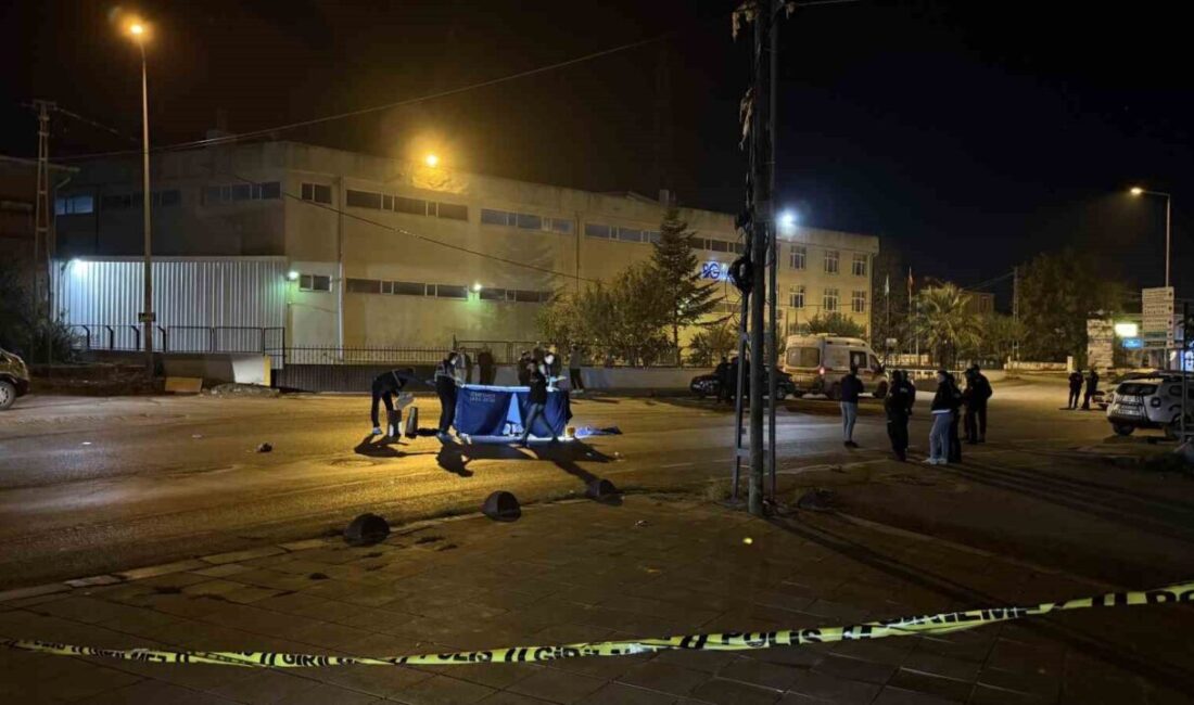 Arnavutköy’de esrarengiz cinayet: Polis yeleği giymiş şahsı vurup kaçtılar Arnavutköy’de gece saatlerinde cadde ortasında bir kişiye kimliği belirsiz kişi