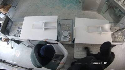 İstanbul’un Başakşehir ilçesinde bir alışveriş merkezindeki kuyumcu, gece saatlerinde film