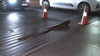 İstanbul Bayrampaşa’da yol üzerindeki bir genleşme derzinin yerinden çıkması sonucu
