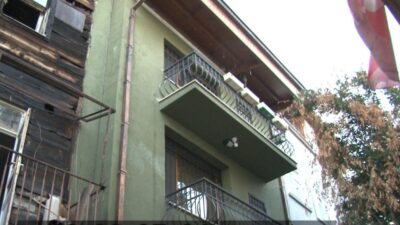 İstanbul Beşiktaş’ta 3 katlı ahşap binada çıkan yangın çevresindeki 3