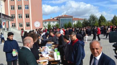 Ankara’nın Beypazarı ilçesinde Hatice-Cemil Ercan Fen Lisesi bahçesinde “Bir Okul,