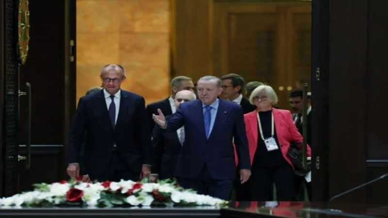 Cumhurbaşkanı Erdoğan: Hukuk Herkes İçin Geçerli Cumhurbaşkanı Erdoğan, “AB hak ettiğimiz karşılığı verirse hızlı ilerleriz.” dedi.