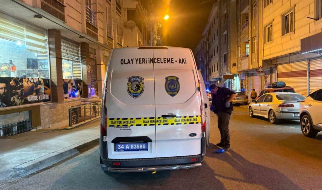 Esenyurt’ta otomobille gelen bir şahıs, kahvehanede oturan gençlere silahlı saldırı