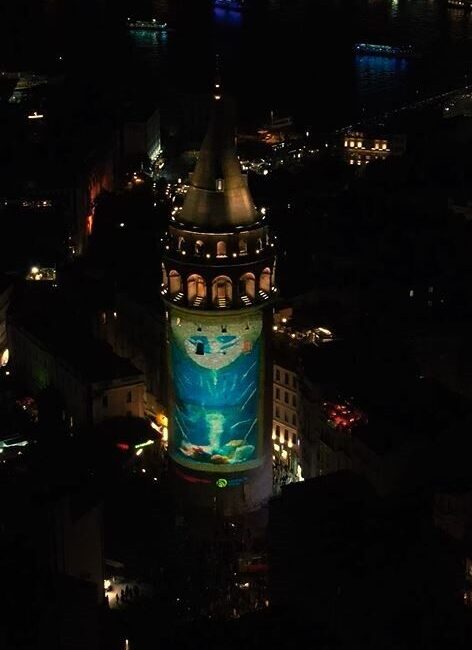 Galata Kulesi’ne çevre temalı görseller yansıtıldı İstanbul’un simge yapılarından Galata Kulesi’ne “Uluslararası Sıfır Atık Forumu” çerçevesinde