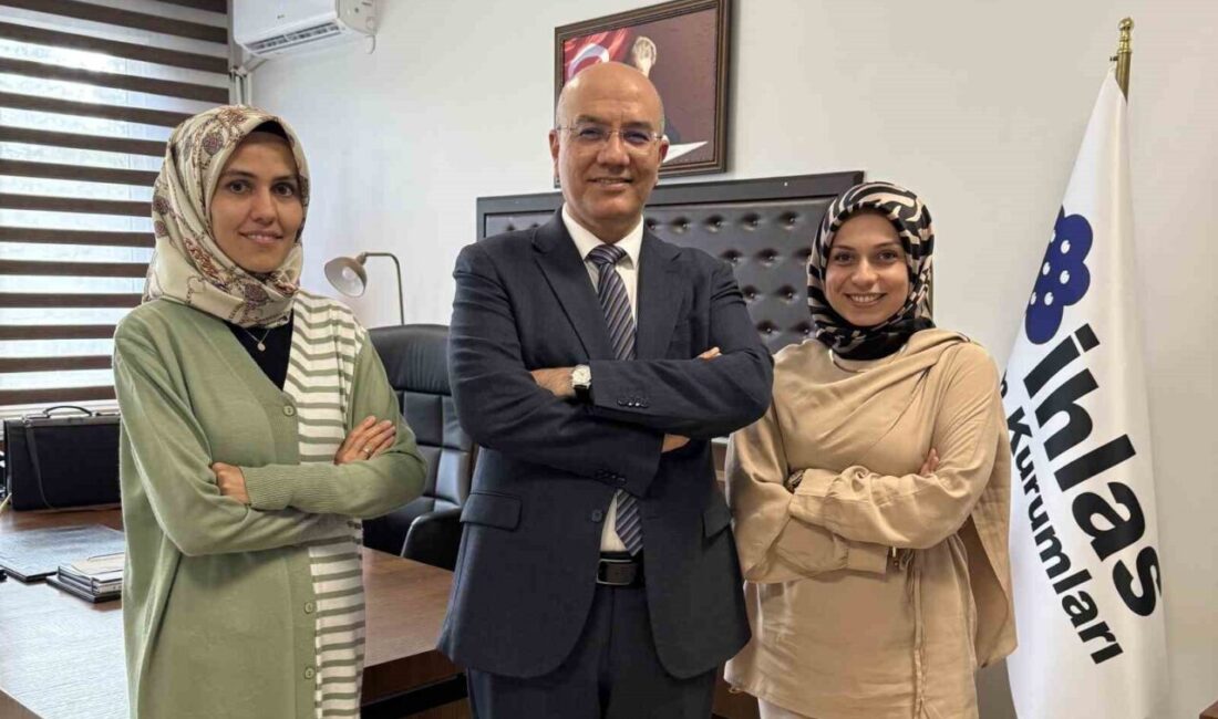 İhlas Koleji öğretmenlerinden Şüheda Üstünel ve Fatma Asuman Yavuzer, okullarında