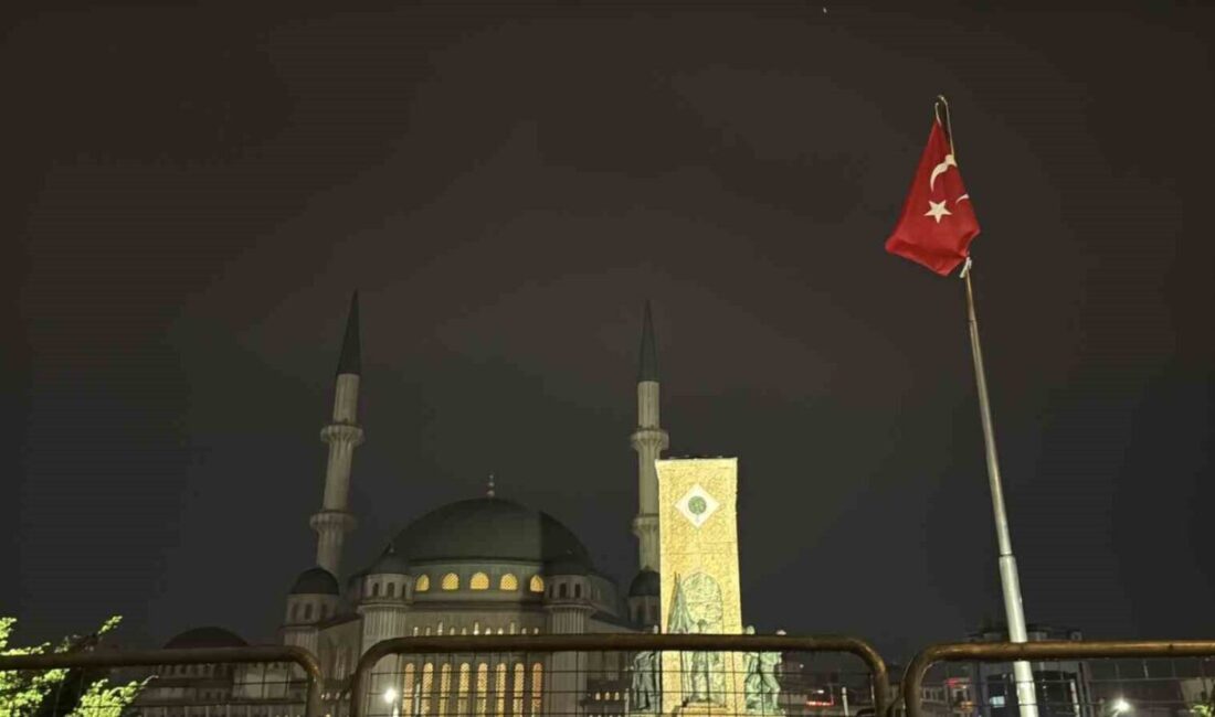İstanbul’da sağanak yağış gece boyu etkili oldu Meteoroloji Genel Müdürlüğü’nün uyarıları sonrası İstanbul genelinde gece saatlerinde başlayan