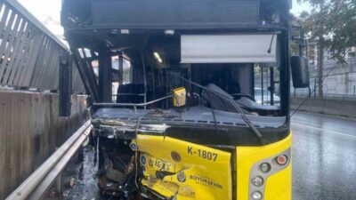 Kadıköy’de İETT otobüsünün bariyerlere saplandığı kazada 2 kişi yaralandı. Yapılan