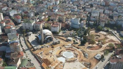 Çayırova Kent Meydanı’ndaki proje kapsamında, birçok noktada imalat tamamlanırken, diğer