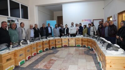 Yuvacık KO-MEK Kurs Merkezi’nde verilen arıcılık branşı eğitimleri, kursiyerleri hem