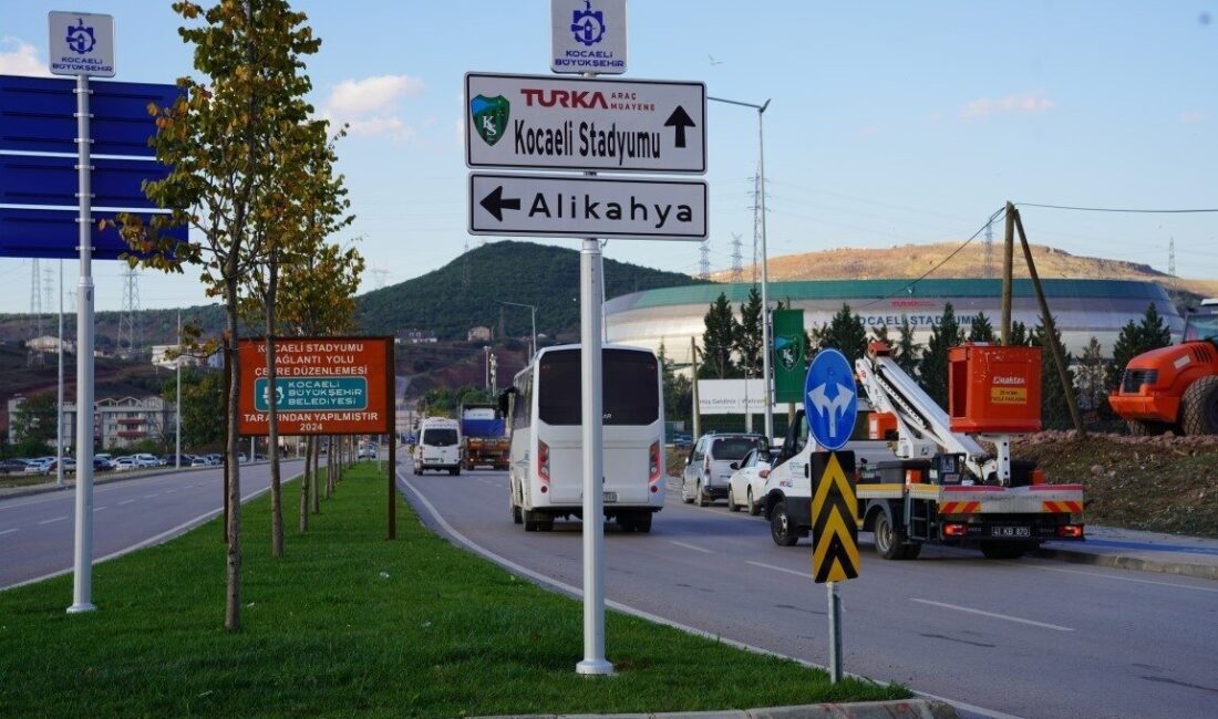 Kocaeli Stadı’nın yeni isim tabelaları monte edildi Kocaeli Büyükşehir Belediyesi, stat isim sponsorluk anlaşmasını imzalayan Kocaelispor’un yeni