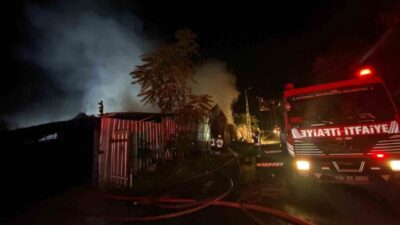 Küçükçekmece’de iş yerinde çıkan yangın elektrik tellerine sıçradı. Ekiplerin yangına