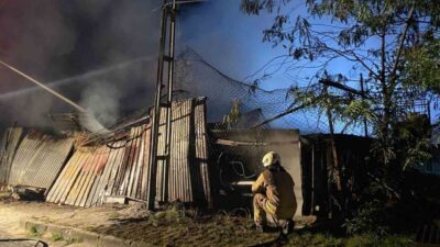 Küçükçekmece’de bir işlerinde başlayan yangın büyüyerek elektrik tellerine sıçradı. Meydana