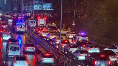 Küçükçekmece Sefaköy D-100 Karayolu’nda yağmurun etkisiyle kayganlaşan yolda sürücüsünün direksiyon